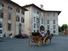 Hestedrosje foran Palazzo dell Orologio på Piazza dei Cavalieri i Pisas historiske senter. Foto: © reisdit.no Pisa, pisansk romansk, arkitektur, middelalder, renessanse, Arno, Campo dei Miracoli, katedral, baptisteria, kampanile, Unescos liste over Verdensarven, historisk bydel, museer, gamleby, etruskerne, Toscana, Midt-Italia, Italia