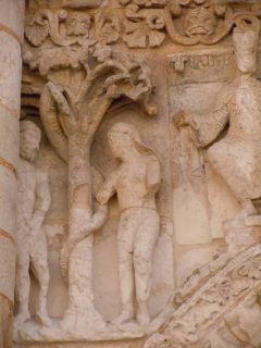 Fra fasaden til Église Notre-Dame-la-Grande: Adam og Eva i selskap med slangen i paradis. Foto: © reisdit.no Poitiers, Église Notre-Dame-la-Grande, Unescos liste over Verdensarven, Vieux ville, gamlebyen, Poitou, Sørvest-Frankrike, Frankrike