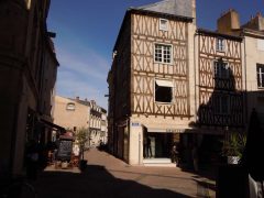 Bindingsverkshus og skyggefulle oaser er å finne i hele gamlebyen i Poitiers. Foto: © reisdit.no Poitiers, Église Notre-Dame-la-Grande, Unescos liste over Verdensarven, Vieux ville, gamlebyen, Poitou, Sørvest-Frankrike, Frankrike