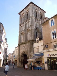Eglise St.-Porchaire fra 800-tallet holder stand i shoppingstrøket i Poitiers. Foto: © reisdit.no St.-Porchaire, Poitiers, Église Notre-Dame-la-Grande, Unescos liste over Verdensarven, Vieux ville, gamlebyen, Poitou, Sørvest-Frankrike, Frankrike