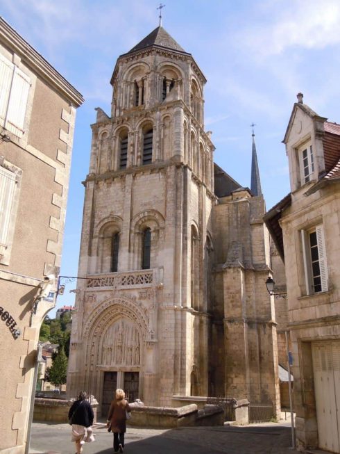 Église St.-Radegonde - enda en romansk kirke, nederst i gamlebyen til Poitiers. Foto: © reisdit.no Poitiers, Église St.-Radegonde, Unescos liste over Verdensarven, Vieux ville, gamlebyen, Poitou, Sørvest-Frankrike, Frankrike