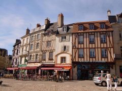 Fin og gammel bebyggelse rundt Place Charles de Gaulle i Poitiers, hvor Notre-Dame-la-Grande ligger. Foto: © reisdit.no Poitiers, Église Notre-Dame-la-Grande, Unescos liste over Verdensarven, Vieux ville, gamlebyen, Poitou, Sørvest-Frankrike, Frankrike