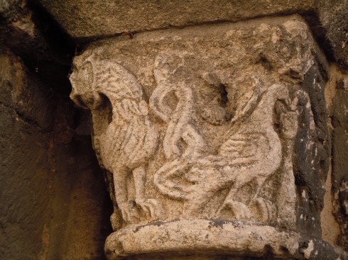 Figurkapitel i den romanske kirken Église St.-Porchaire fra 800-tallet i shoppingstrøket. Foto: © reisdit.no Poitiers, Église St.-Porchaire, Unescos liste over Verdensarven, Vieux ville, gamlebyen, Poitou, Sørvest-Frankrike, Frankrike
