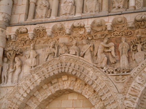 Fra den rikt dekorerte fasaden over en av blindportalene - tydelig maurisk-inspirert. Foto: © reisdit.no Poitiers, maurisk-inspirert fasade, Cathédrale Notre-Dame-la-Grande, Unescos liste over Verdensarven, Vieux ville, gamlebyen, Poitou, Sørvest-Frankrike, Frankrike