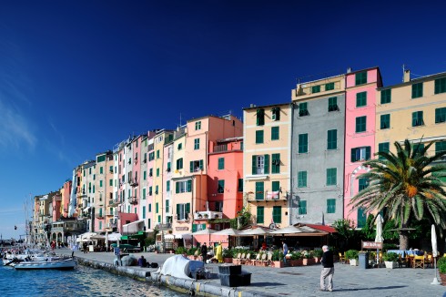 Portovenere er en meget trivelig og utadvendt ferieby, med flere serveringssteder, både langs havnepromenaden og oppe i byen. Portovenere, Cinque Terre, Liguria, Nord-Italia, Italia