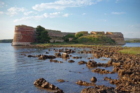 Den venetianske St. Nicolas-festningen som ble bygget på 16-1700-tallet ligger utenfor bukten, ved innseilingen til Sibenik. Sibenik, Den venetianske St. Nicolas-festningen, Adriaterhavet, Unescos liste over Verdensarven, middelalder, renessanse, Zadarkysten og øyene, Kroatia