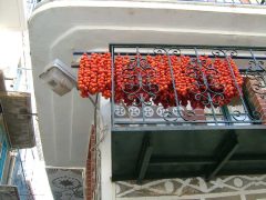 Hvis du har lurt på hvordan soltørkede tomater blir til, så er dette en av metodene. Foto: © reisdit.no Chios, Neá Moní, mastik, middelalder, Unescos liste over Verdensarven, Hellas