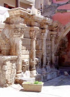 I gamlebyen i Rethymnon finner du rester av en vannpost fra romertiden, nesten to tusen år gammel Romertid, Rethymnon, Kreta, Hellas