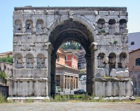 Ved Piazza della Bocca della Verità finner du den flotte kvadratiske Arco Giano - Janus-buen fra 300-tallet, som er lik fra alle fire sider. Foto: MM / Wikipedia Roma, Unescos liste over Verdensarven, romerriket, Forum, antikken, historiske bydeler, gamlebyen, Trastevere, den evige stad, Tiber, Vatikanet, Panthon, Roma, Midt-Italia, Italia