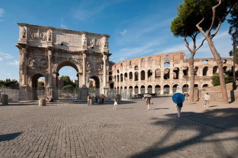 Keiser Constantin den Stores triumfbue ble reist ved Colosseum etter hans seier over rivalen Maxentius i år 312 og innviet i år 315 Roma, Konstantins triumfbue, Forum, Roma, Unescos liste over Verdensarven, Roma, Midt-Italia, Italia