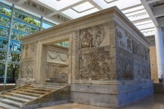 Ara Pacis er et fredstempel, som ble reist til ære for keiser Augustus da han vendte hjem etter tre år i Spania og Frankrike i år 13 f. Kr. Foto Andy Hay Wikipedia Ara Pacis, Roma, Unescos liste over Verdensarven, romerriket, Forum, antikken, historiske bydeler, gamlebyen, Trastevere, den evige stad, Tiber, Vatikanet, Panthon, Roma, Midt-Italia, Italia