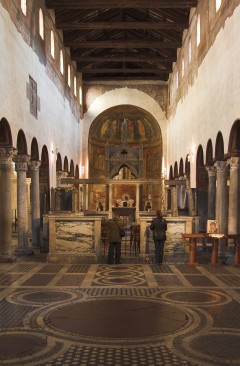 Santa Maria in Cosmedian fra 500-tallet finner du ved Tiberen, på Piazza della Bocca della Verità, et steinkast fra Ponte Palatino Santa Maria in Cosmedian, Piazza della Bocca, Roma, Unescos liste over Verdensarven, romerriket, Forum, antikken, historiske bydeler, gamlebyen, Trastevere, den evige stad, Tiber, Vatikanet, Panthon, Roma, Midt-Italia, Italia