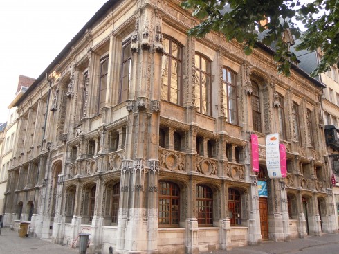 Rouens turistkontor ligger i dette praktbygget fra år 1509, i overgangsstil gotikk og renessanse, opprinnelig tiltenkt finansdepartementet i regionen. Foto: © reisdit.no Rouen, bindingsverk, Vieux Ville, Unescos liste over Verdensarven, Normandie, Vest-Frankrike, Frankrike