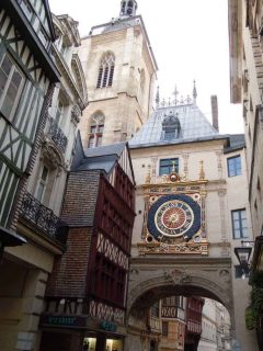 Rouens flotte portal med klokketårn, Gros Horloge, er et yndet motiv i gamlebyen. Foto: © reisdit.no Gros Horloge, Rouen, bindingsverk, Vieux Ville, Unescos liste over Verdensarven, Normandie, Vest-Frankrike, Frankrike