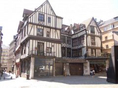 Fra Rouens historiske bebyggelse rundt den gotiske middelalderkirken Eglise St Maclou. Foto: © reisdit.no gotiske middelalderkirken Eglise St Maclou, Rouen, bindingsverk, Vieux Ville, Unescos liste over Verdensarven, Normandie, Vest-Frankrike, Frankrike
