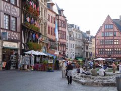 Rouens historiske bydel kan by på en mengde flotte miljøer, som Place du Vieux Marché. Foto: © reisdit.no