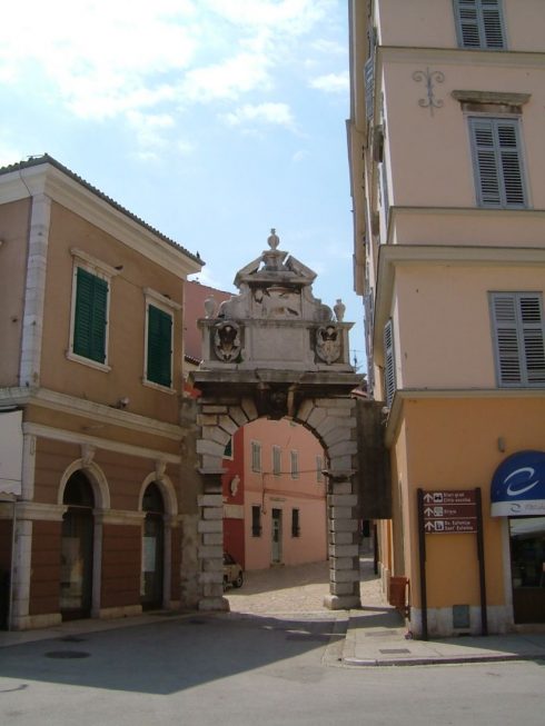 Byporten er i renessansestil, fra siste halvdel av 1500-tallet. Her gikk bymuren i middelalderen. Rovinj, gamlebyen, historisk bysenter, middelalder, Adriaterhavet, Istria, Kroatia