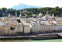 Salzburgs Altstadt med kirkene - den livlige gågaten Getreidegasse ligger innenfor den første husrekken, parallelt med elven Salzach Salzburg, Altstadt, Mozart, Unescos liste over Verdensarven, Tyrol og Salzburg, Østerrike
