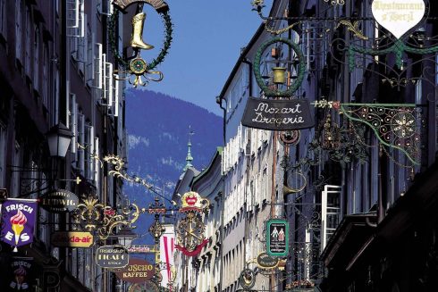 Getreidegasse er meget livlig og hyggelig, men en mengde butikker og serveringssteder, også i sidegatene. Foto: Tourismus Salzburg GmbH Getreidegasse, Salzburg, Altstadt, Mozart, Unescos liste over Verdensarven, Tyrol og Salzburg, Østerrike