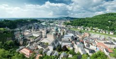 Salzburg - gamlebyen Altstadt sett fra slottsborgen Hohensalzburg - Domkirche i midten, omgitt av Kaptielplatz nærmest, Domplatz foran domkirkens tårnfasade og Redidenz-platz på bortsiden Salzburg, Altstadt, Mozart, Unescos liste over Verdensarven, Tyrol og Salzburg, Østerrike