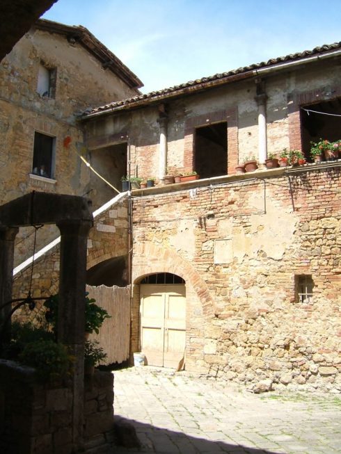 Et hospital fra 700-tallet - legg merke til søylene i andre etasje, gjenbruk av korintiske søyler fra romertiden. Foto: © reisdit.no San Quirico d 'Orcia, middelalder, romansk, historisk, Toscana, Midt-Italia, Italia