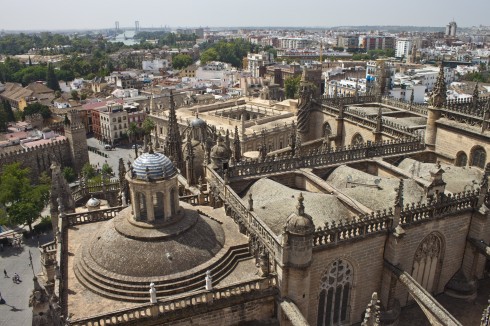 Deler av katedralen Catedral de Santa María de la Sede fotografert fra klokketårnet Giralda - man får en viss idé om dimensjonene. Sevilla, Catedral de Santa María de la Sede, Guadalquivir, Unescos liste over Verdensarven, historisk bydel, gamleby, Andalucia, Spania