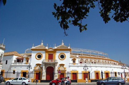 Sevilla har en av Spanias eldste tyrefekterarenaer - Plaza de Toros de la Maenstanza fra 1700-tallet, som tar cirka 14 tusen tilskuere. Plaza de Toros de la Maenstanza, Sevilla, Guadalquivir, Unescos liste over Verdensarven, historisk bydel, gamleby, Andalucia, Spania