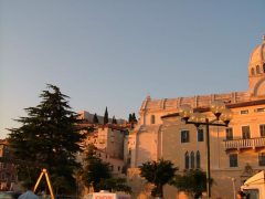St Jacobs katedral med det karakteristiske tønnehvelvede taket - legg også merke til huset foran med venetianske vinduer i gotisk stil. Foto: © reisdit.no St Jacobs katedral, Sibenik, Adriaterhavet, gamlebyen, historisk bysenter, Unescos liste over Verdensarven, middelalder, renessanse, Zadarkysten og øyene, Kroatia