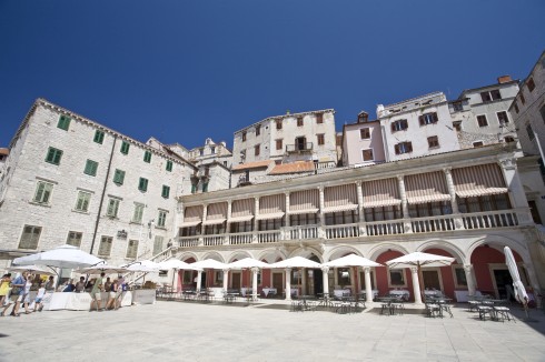 Det gamle rådhuset i Sibenik med renessanse-loggiaen, som i dag benyttes som restaurant, ligger vis-à-vis katedralen. Sibenik, Adriaterhavet, Unescos liste over Verdensarven, middelalder, renessanse, Zadarkysten og øyene, Kroatia