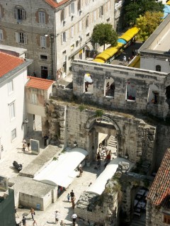 Split ble oppført på Unescos liste over Verdensarven i år 1979, på grunn av gamlebyen og restene av keiser Diokletians palass fra slutten av 200-tallet Split, Adriaterhavet, gamlebyen, historisk bysenter, keiserpalasset, Diokletian, Unescos liste over Verdensarven, romertid, middelalder, Makarskakysten, Split og øyene, Kroatia