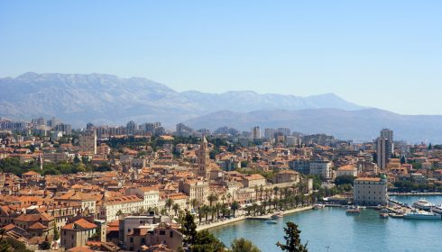 Split er en vakker historisk havneby med omfattende bebyggelse fra romertiden og middelalderen Split, Adriaterhavet, gamlebyen, historisk bysenter, keiserpalasset, Diokletian, Unescos liste over Verdensarven, romertid, middelalder, Makarskakysten, Split og øyene, Kroatia