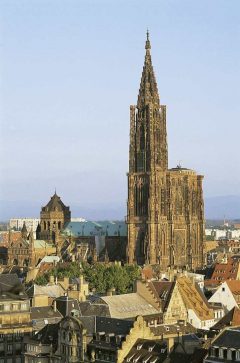 Strasbourgs Münster-katedral ruver med sin underlige silhuett - et av tårnene ble simpelthen ikke bygd. Foto: © OTS / Yves Noto-Campanella Strasbourg, Münster-katedral, Grand Île, gamleby, historiske bysenter, Unescos liste over Verdensarven, bindingsverk, kanaler, Palais Rohan, Nord-Frankrike, Frankrike