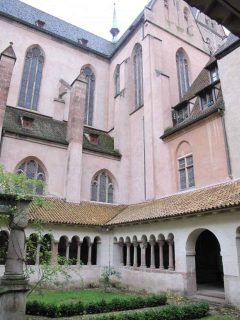Fra klosterhagen ved St. Pierre le Jeune - deler av rundgangen er fra 1.000-tallet. Foto: Tangopaso / Wikipedia Strasbourg, Münster-katedral, Grand Île, gamleby, historiske bysenter, Unescos liste over Verdensarven, bindingsverk, kanaler, Palais Rohan, Nord-Frankrike, Frankrike