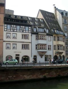 Musée Alsacien er verd å få med seg - her kan du oppleve den særegne Alsace-kulturen. Foto: Ji-Elle / Wikipedia Strasbourg, Musée Alsacien, Grand Île, gamleby, historiske bysenter, Unescos liste over Verdensarven, bindingsverk, kanaler, Palais Rohan, Nord-Frankrike, Frankrike