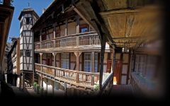 Særegen historisk Alsace-bebyggelse som i dag er et hotell i særklasse - Hotel Cour du Corbeau. Foto: © Hotel Cour du Corbeau Strasbourg, Grand Île, gamleby, historiske bysenter, Unescos liste over Verdensarven, bindingsverk, kanaler, Palais Rohan, Nord-Frankrike, Frankrike