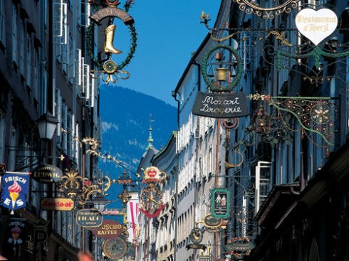 Getreidegasse er meget livlig og hyggelig, men en mengde butikker og serveringssteder, også i sidegatene. Foto: Tourismus Salzburg GmbH Getreidegasse, Salzburg, Altstadt, Mozart, Unescos liste over Verdensarven, Tyrol og Salzburg, Østerrike