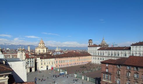 Piazza Castello med San Lorenzo til venstre, Palazzo Reale i grått til høyre, med campanilen til duomo og Cappella della Santissima Sindone bakenfor. Piazza Castello, San Lorenzo, Palazzo Reale, Torino, Valle d'Aosta og Piemonte, Unescos liste over Verdensarven, barokk-arkitektur, Nord-Italia, Italia