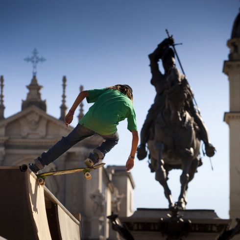 Italias piazzaer er samlingssteder for både gammel og ung. På Piazza San Carlo er Savoy-greven Emmanule i ferd med å gi uttrykk for hva han synes om skating. Piazza San Carlo, Torino, Valle d'Aosta og Piemonte, Unescos liste over Verdensarven, barokk-arkitektur, Nord-Italia, Italia