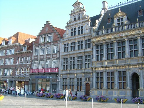 Fra torget i gamlebyen i Tournai - mye ble ødelagt her under krigen og er samvittighetsfullt restaurert Tournai, historisk bysenter, Unescos liste over Verdensarven, gourmet, gamleby, gotikken, renessansen, barokken, Vallonia, Belgia