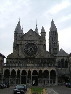 En blanding av romansk og gotisk arkitektur i Cathédrale Notre Dame de Tournai - her gotisk ved vestfasaden Tournai, historisk bysenter, Unescos liste over Verdensarven, gourmet, gamleby, gotikken, renessansen, barokken, Vallonia, Belgia