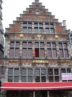 Et ualminnelig flott kjøpmannshus ved Tournais markedsplass, forbilledlig restaurert etter krigen Tournai, historisk bysenter, Unescos liste over Verdensarven, gourmet, gamleby, gotikken, renessansen, barokken, Vallonia, Belgia