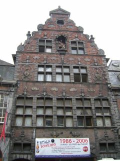 Nok en flott fasade ved Tournais markedsplass - en blanding av renessanse og barokk, såvidt vi forstår Tournai, historisk bysenter, Unescos liste over Verdensarven, gourmet, gamleby, gotikken, renessansen, barokken, Vallonia, Belgia