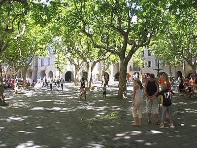 Markedsplassen i Uzès er meget populær og pittoresk med masser av butikker og flere kafeer og restauranter med utendørs servering. Uzés, Sør-Frankrike, Frankrike