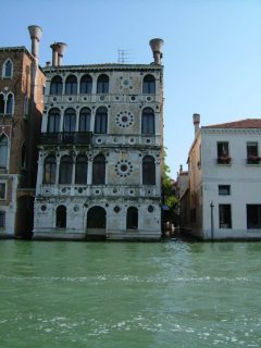 Palazzo Dario fra år 1487 er dekorert i vakre farger og mønstre, og har i tillegg en litt sær pipeløsning. Foto: © reisdit.no Palazzo Dario, Canal Grande, Venezia, Marcus-plassen, Unescos liste over Verdensarven, middelalder, gotikken, evangelisten Marcus, renessanse-arkitektur, Veneto, Nord-Italia, Italia