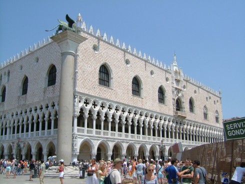 Palazzo Ducale - Dogepalasset fra 1300-tallet ligger vegg-i-vegg med Marcus-katedralen. Foto: © reisdit.no