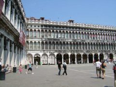 Det utmerkede kunstmuseet Museo Correr ligger innerst på plassen i bygningen til venstre. Foto: © reisdit.no Venezia, Marcus-plassen, Canal Grande, Unescos liste over Verdensarven, middelalder, gotikken, evangelisten Marcus, renessanse-arkitektur, Veneto, Nord-Italia, Italia