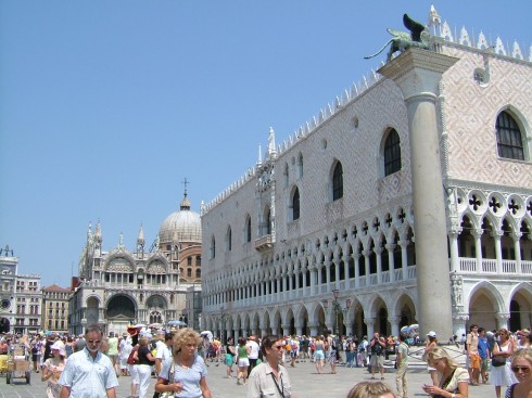 Fra Marcus-plassen med Dogepalasset, en av løvene, samt Marcus-katedralen i bakgrunnen. Foto: © reisdit.no Marcus-plassen, Venezia, Marcus-plassen, Canal Grande, Unescos liste over Verdensarven, middelalder, gotikken, evangelisten Marcus, renessanse-arkitektur, Veneto, Nord-Italia, Italia