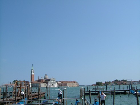 Utsikt fra Marcus-plassen til den vakre kirken San Giorgio Maggiore med fasade og interiører av Andrea Palladio. Foto: © reisdit.no San Giorgio Maggiore, Palladio, Venezia, Marcus-plassen, Canal Grande, Unescos liste over Verdensarven, middelalder, gotikken, evangelisten Marcus, renessanse-arkitektur, Veneto, Nord-Italia, Italia
