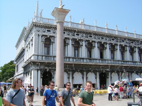 Sansovinos berømte bibliotek Libreria Sansoviniana ved Markusplassen - legg merke til søylen med løven. Foto: © reisdit.no Libreria Sansoviniana, Venezia, Marcus-plassen, Canal Grande, Unescos liste over Verdensarven, middelalder, gotikken, evangelisten Marcus, renessanse-arkitektur, Veneto, Nord-Italia, Italia
