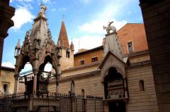 Scaglieri-familiens underlige gravmæle ligger ved Piazza dei Signori. Foto: Lo Scaligero / Wikipedia Verona, Arche Scaglieri, Arena, Piazza delle Erbe, Piazza Signori, Piazza Bra, Unescos liste over Verdensarven, romerriket, antikken, historiske bydeler, gamlebyen, Veneto, Nord-Italia, Italia